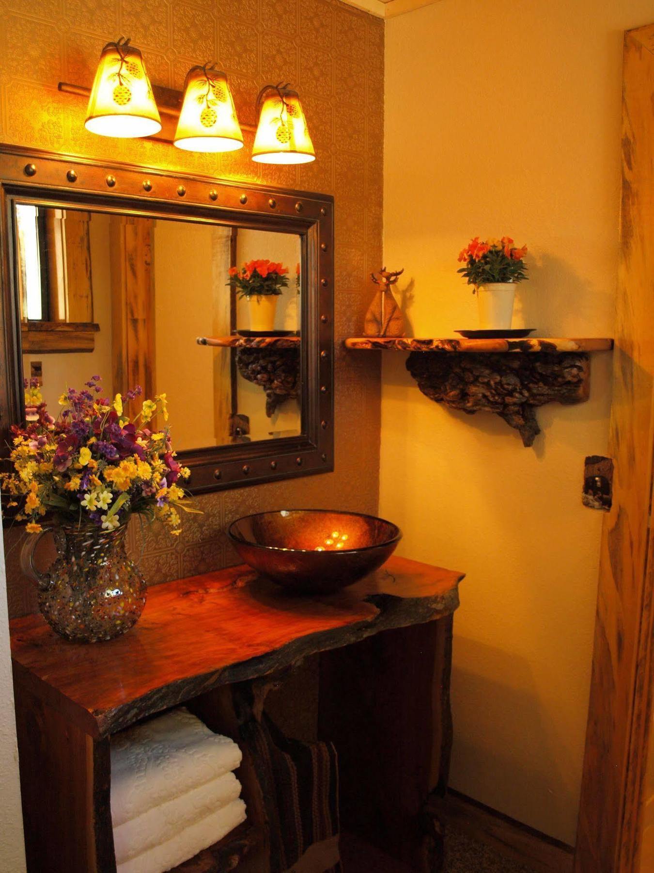 Whispering Pines Inn 깃대 외부 사진